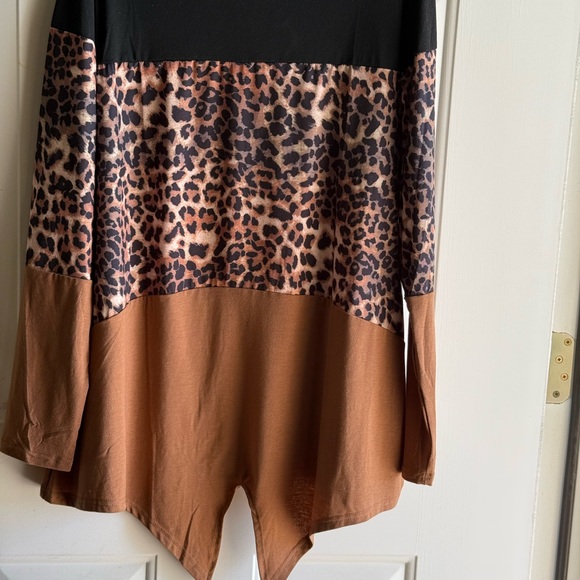 Leopard Print Colorblock Long Sleeve Top - Picture 3 of 5